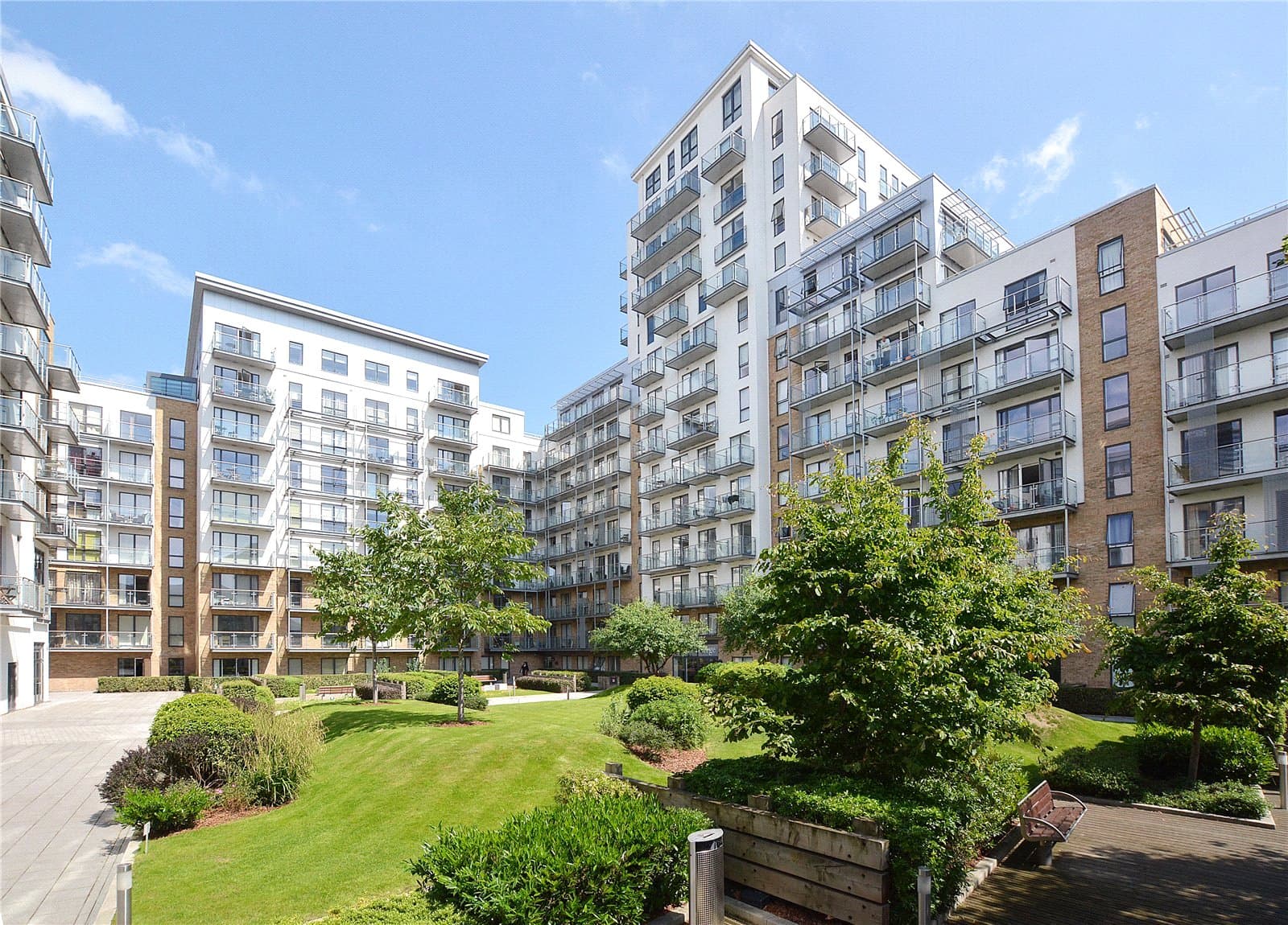 10 Seven Sea Gardens, London, E3 3GW