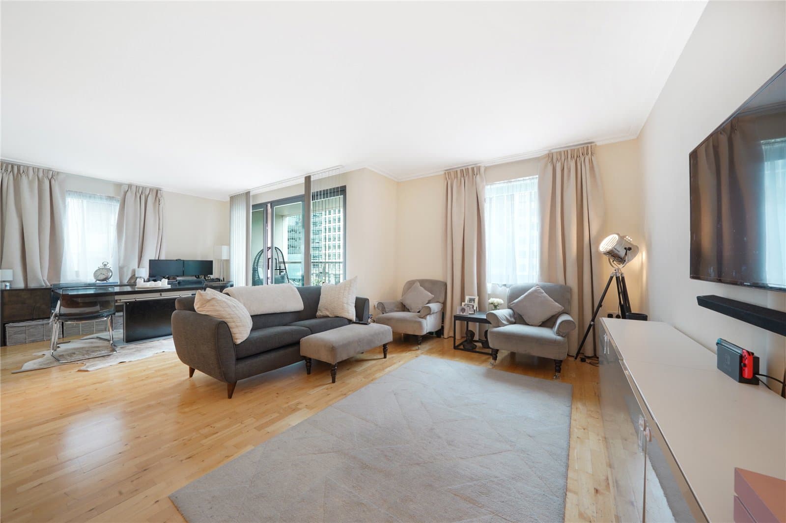 Discovery Dock Apartment, 3 South Quay Square, E14 9RU