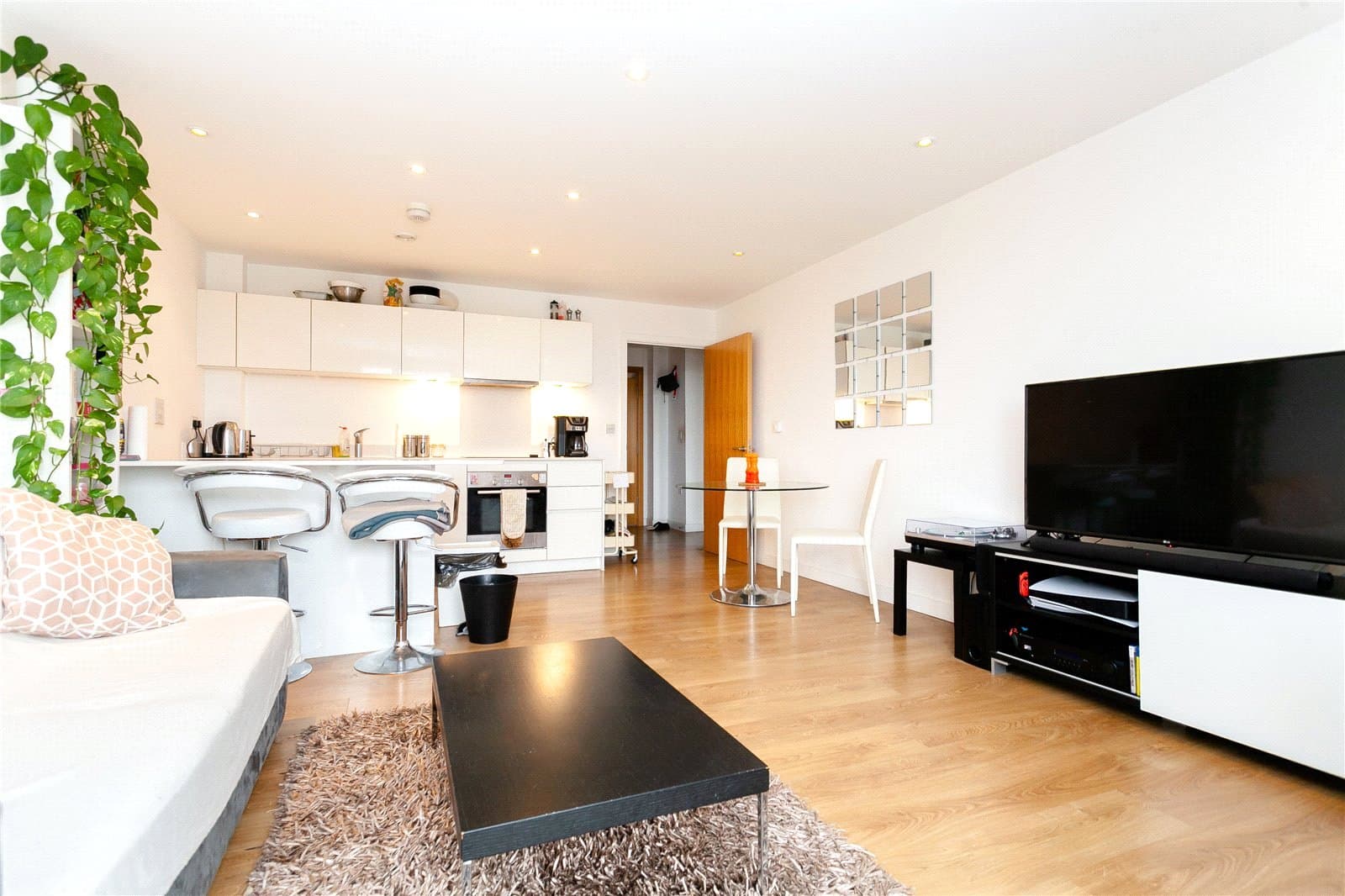 15 Seven Sea Gardens, London, E3 3GX